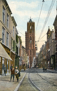 2809 Gezicht in de Zadelstraat te Utrecht vanaf de Mariaplaats uit het zuidwesten met op de achtergrond de Domtoren.